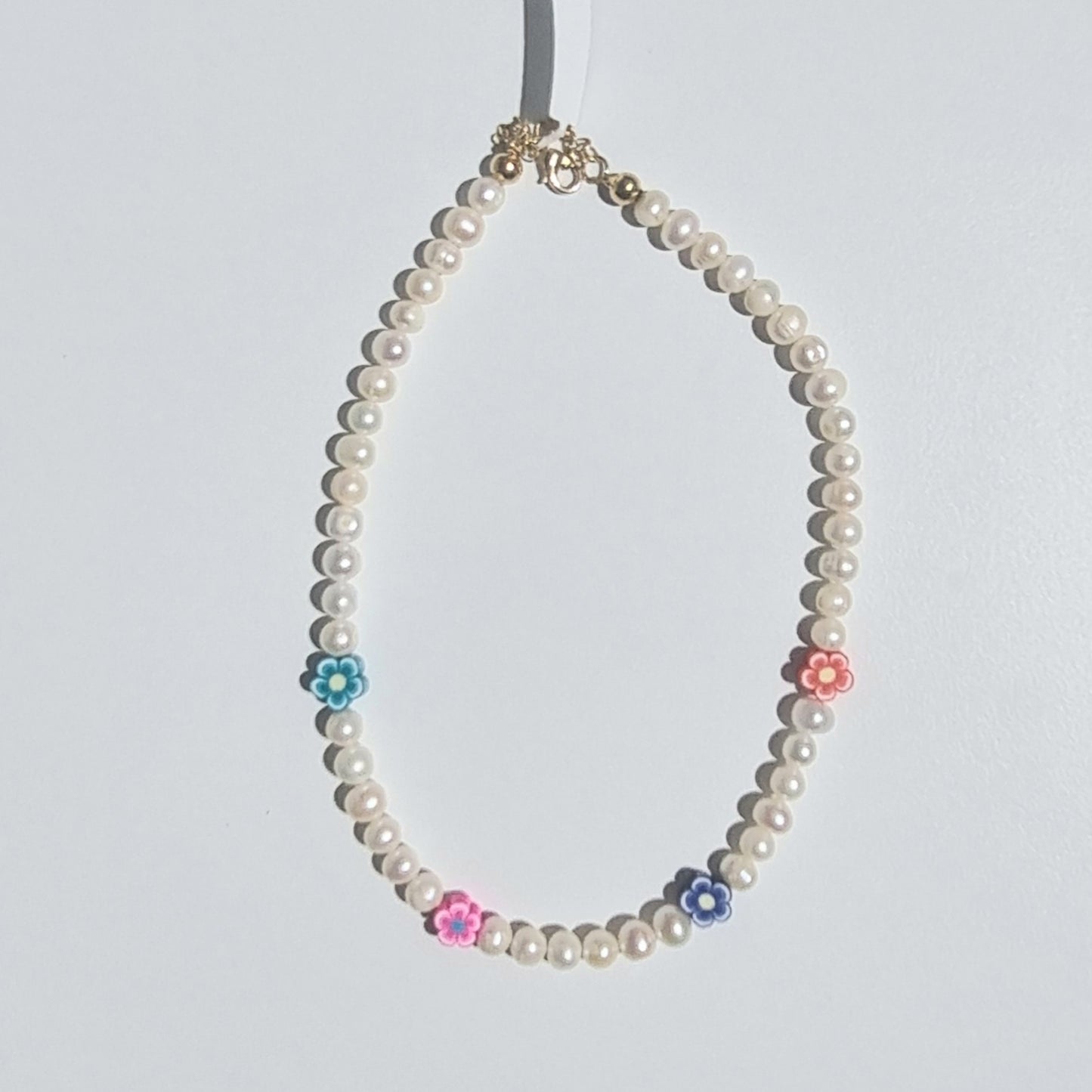 GARGANTILLA CHAPA DE ORO CON PERLA CULTIVADA Y FLORES MULTICOLOR