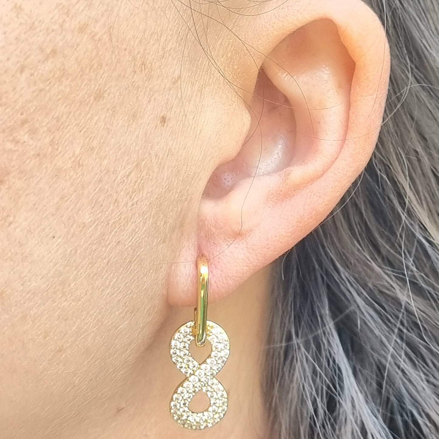 ARETE INFINITO CHAPA DE ORO LARGO CON ZIRCONIA