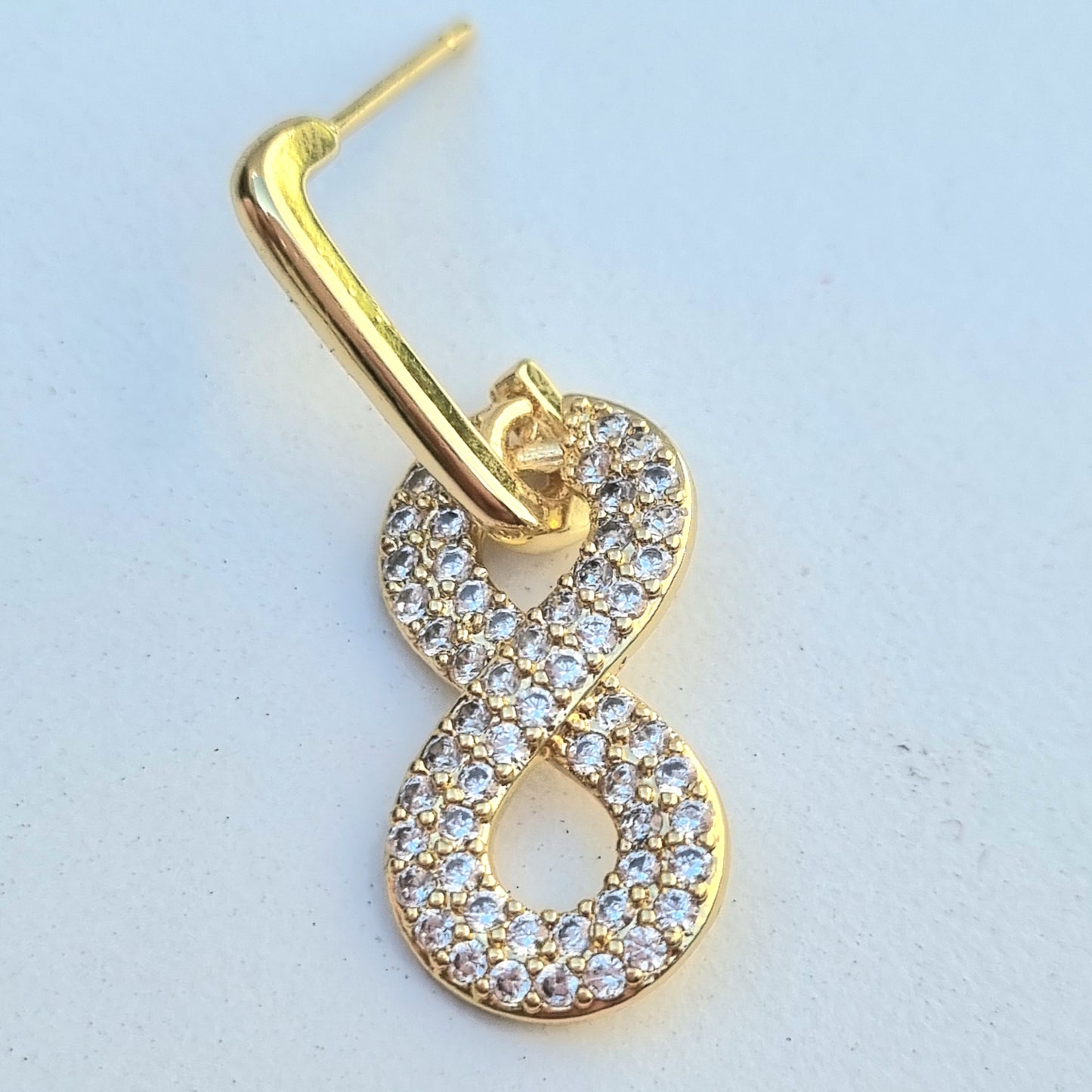 ARETE INFINITO CHAPA DE ORO LARGO CON ZIRCONIA