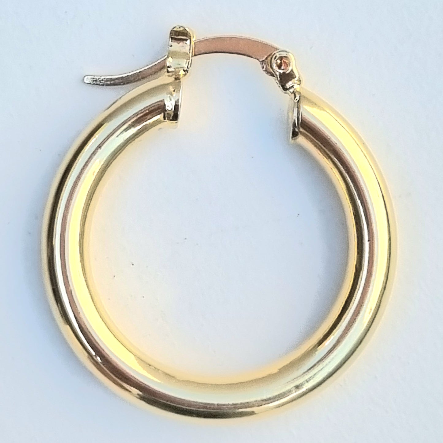 ARRACADA MEDIANA HOOPS DELGADA EN CHAPA DE ORO