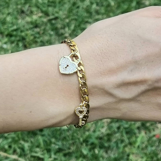 PULSERA ACERO DORADO CON DIJE CANDADO Y LLAVE