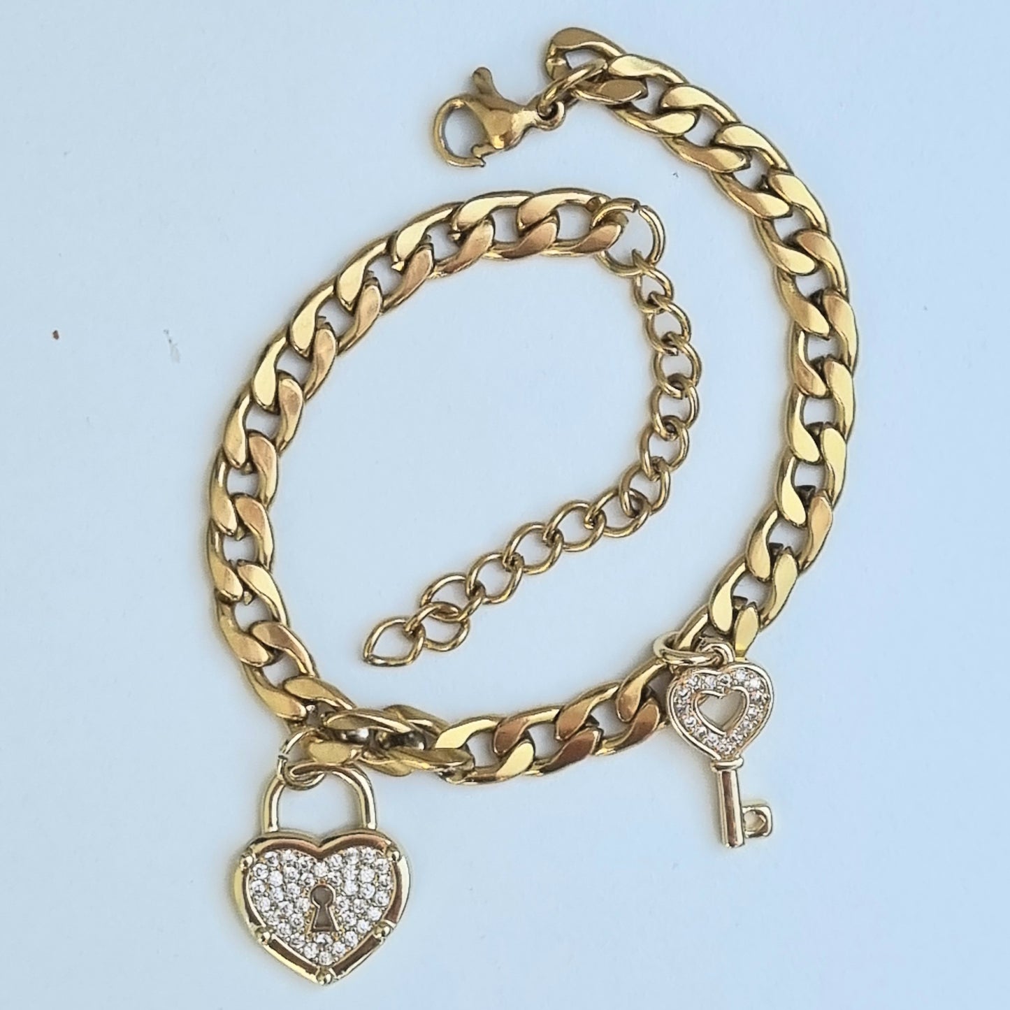 PULSERA ACERO DORADO CON DIJE CANDADO Y LLAVE