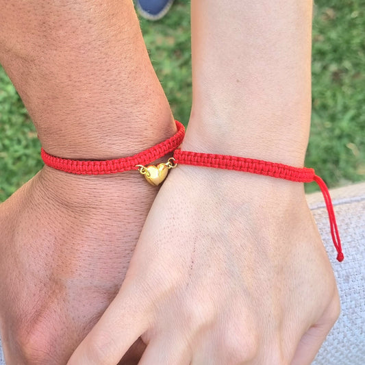 DUO DE PULSERAS HILO CON DIJE DE IMAN EN FORMA DE CORAZON