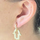 ARETE MANO CHAPA DE ORO LARGO CON ZIRCONIA
