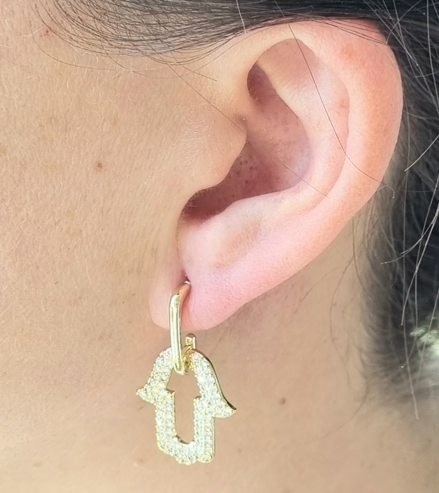 ARETE MANO CHAPA DE ORO LARGO CON ZIRCONIA